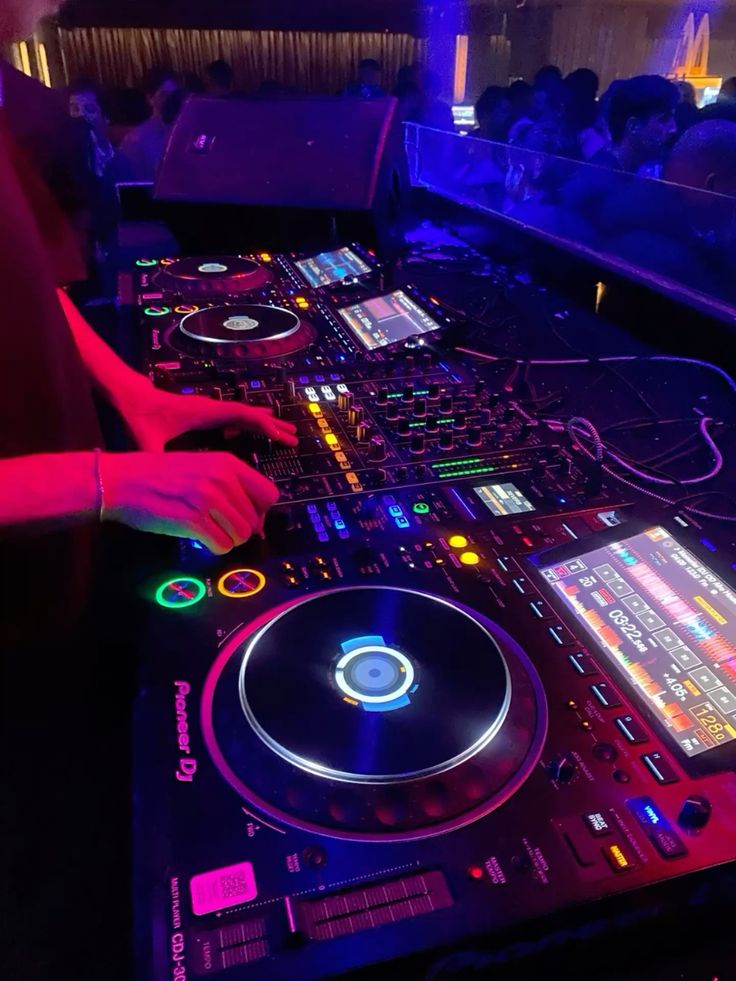 Dj in full moon party